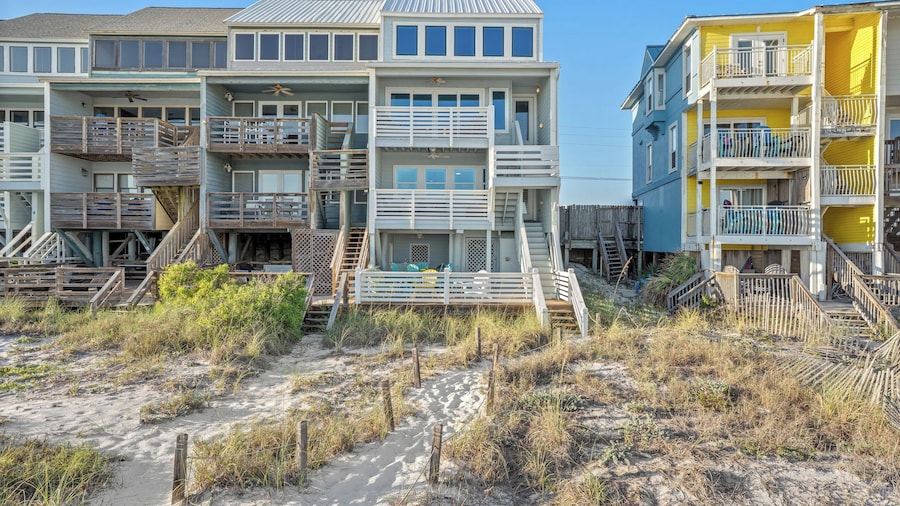 Seawinds 1 by Avantstay Beachfront + Private Beach + Daily Chair Service + 3 Decks