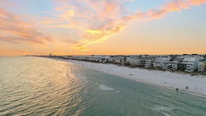 A coastal beach scene with a row of beachfront houses. - Seawinds 1 by Avantstay Beachfront + Private Beach + Daily Chair Service + 3 Decks (Miramar Beach)