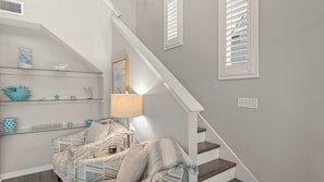 Eine Treppe mit weißen Geländern und einer Lampe auf der Landung.