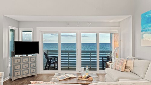 Seawinds 1 by Avantstay Beachfront + Private Beach + Daily Chair Service + 3 Decks