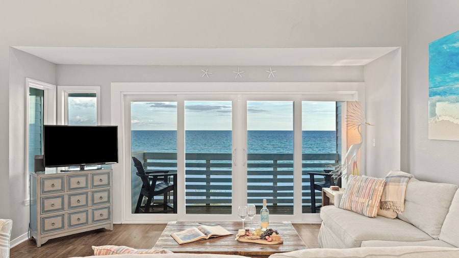 Seawinds 1 by Avantstay Beachfront + Private Beach + Daily Chair Service + 3 Decks