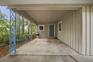 A covered porch with a concrete floor, a blue door, and a window. - Spacious 4-bedroom house in beautiful Hot Springs near Oaklawn (Hot Springs)