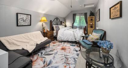 The Grayson B&B — Best Breakfast, Romantic Sunlit Room, Woodinville Wine