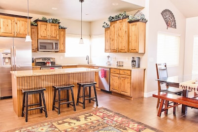 Ranch Home for 24 Guests with 3 corrals, seven minutes from Desert Peak Complex