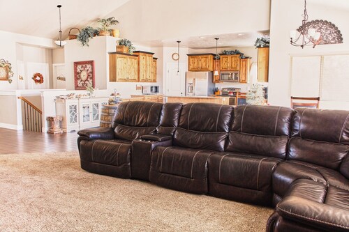 Ranch home for 24 with three corrals, 7 min to Desert Peak Complex