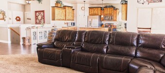 Ranch home for 24 with three corrals, 7 min to Desert Peak Complex