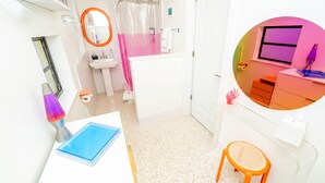 Kylpyhuone, jossa on suihku, wc, pesuallas ja peili.
