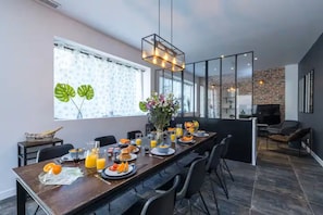 Dining - Spacious 5-bedroom apartment in Nice with AC-5 min walk to the see &  Tram (Nice)