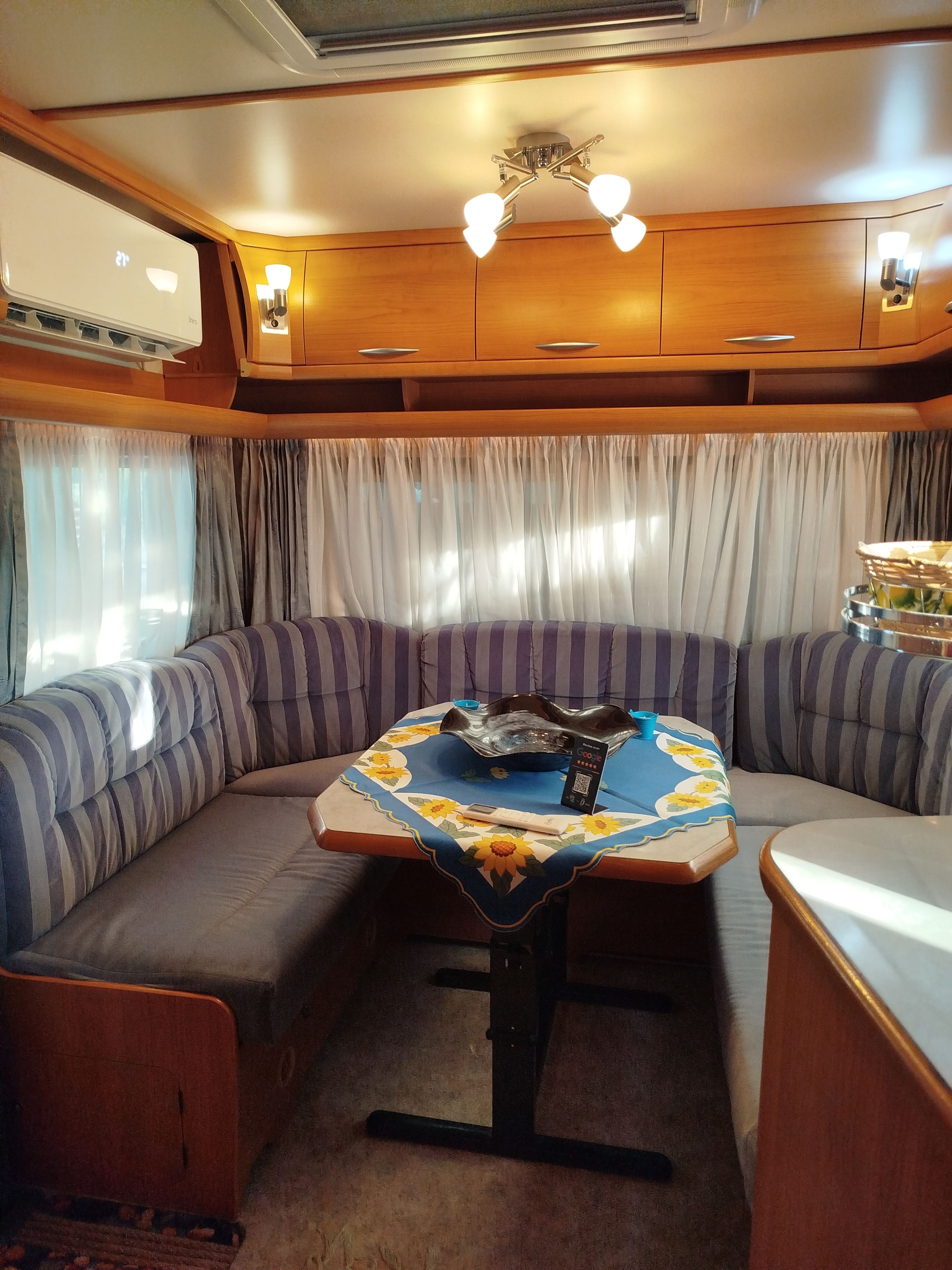 Un intérieur chaleureux avec une table à manger, des sièges confortables et des meubles en bois.