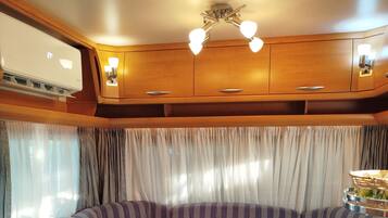 Un intérieur chaleureux avec une table à manger, des sièges confortables et des meubles en bois.
