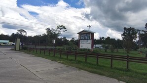 Unclassified image, 2 of 30, button - Suwannee River Motel Us 19 (Fanning Springs)
