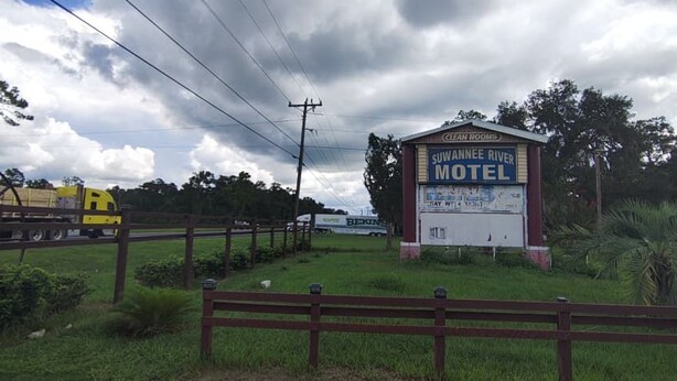 Unclassified image, 1 of 30, button - Suwannee River Motel Us 19 (Fanning Springs)