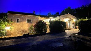 Et toetagers hus med en belagt indkørsel, der fører til en lukket indgang.