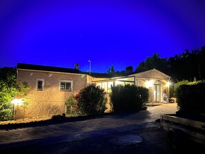Ein zweistöckiges Haus mit einem gepflasterten Weg, der zu einem verschlossenen Eingang führt.