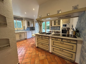 A kitchen with a dishwasher, a stove, and a microwave. - Mas de l'Evidence (Trans-en-Provence)