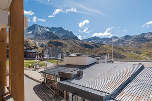 Ein Hotel mit Flachdach, einer Seilbahn und einem Bergpanorama.