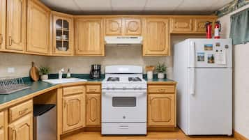 Suite | Private kitchen | Full-size fridge, microwave, oven, stovetop