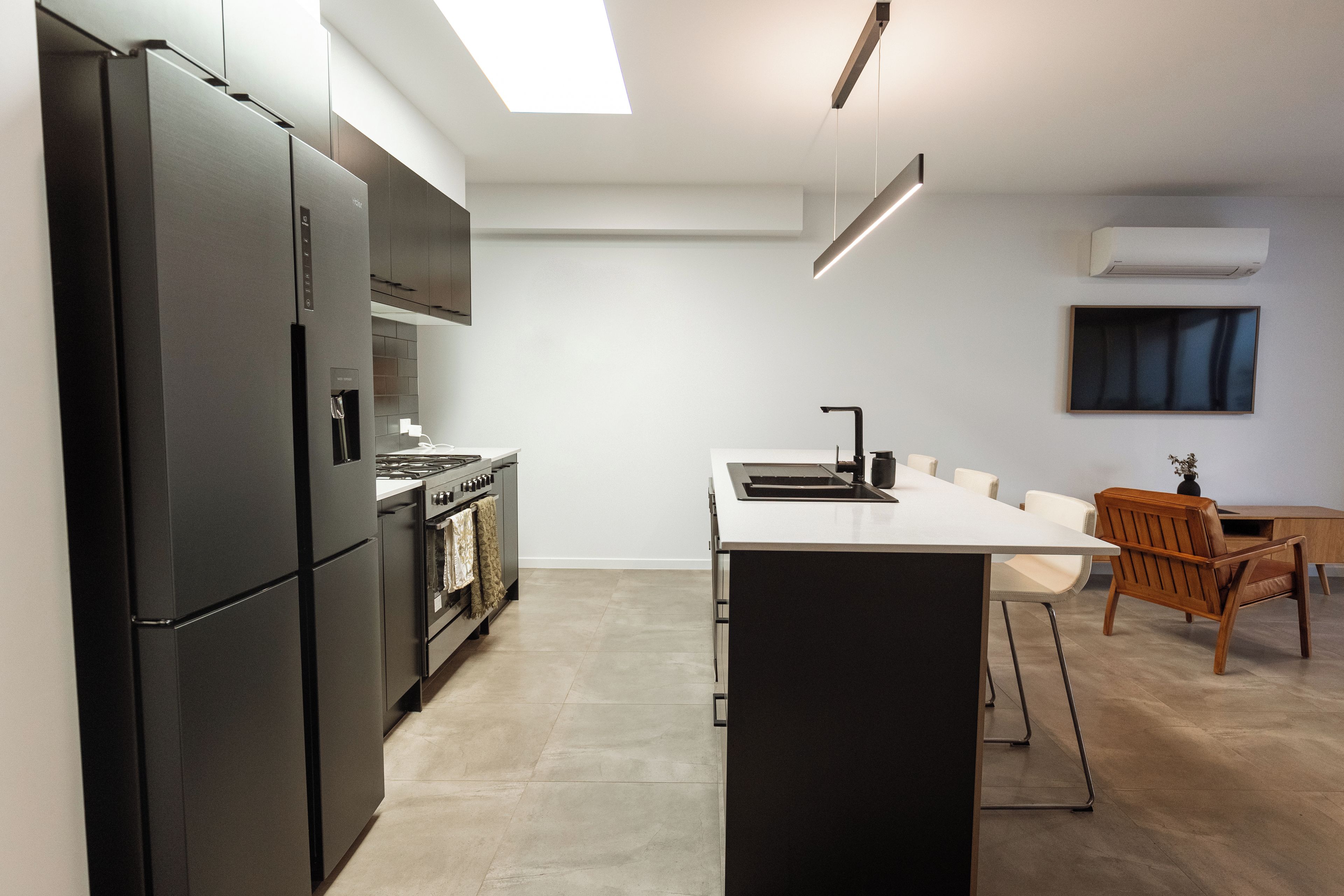 Une cuisine moderne dotée d’un îlot central, d’une cuisinière et d’un évier.