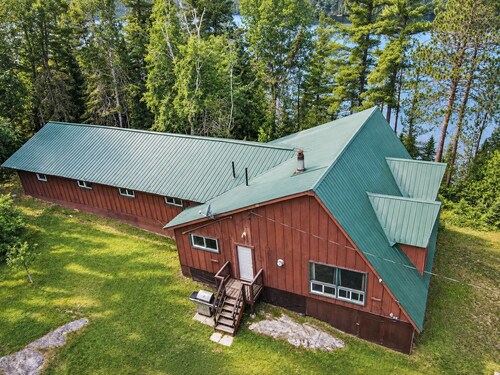Waterfront 8 Bedroom Lodge | Sleeps 16+ | Cottage Retreat