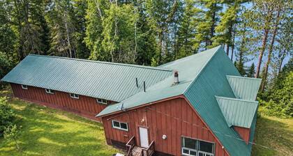 Waterfront 8 Bedroom Lodge | Sleeps 16+ | Cottage Retreat