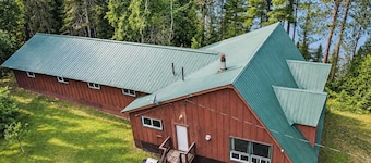 Waterfront 8 Bedroom Lodge | Sleeps 16+ | Cottage Retreat