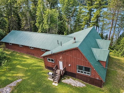 Waterfront 8 Bedroom Lodge | Sleeps 16+ | Cottage Retreat