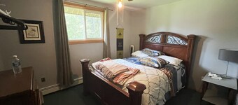 Waterfront 8 Bedroom Lodge | Sleeps 16+ | Cottage Retreat