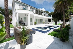 A modern house with a swimming pool, outdoor seating, and lush greenery. - Four bedroom  in United States of America, Lutz (Lutz)