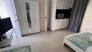 Studio Classique, balcon, vue piscine | Coffres-forts dans les chambres, fer et planche à repasser