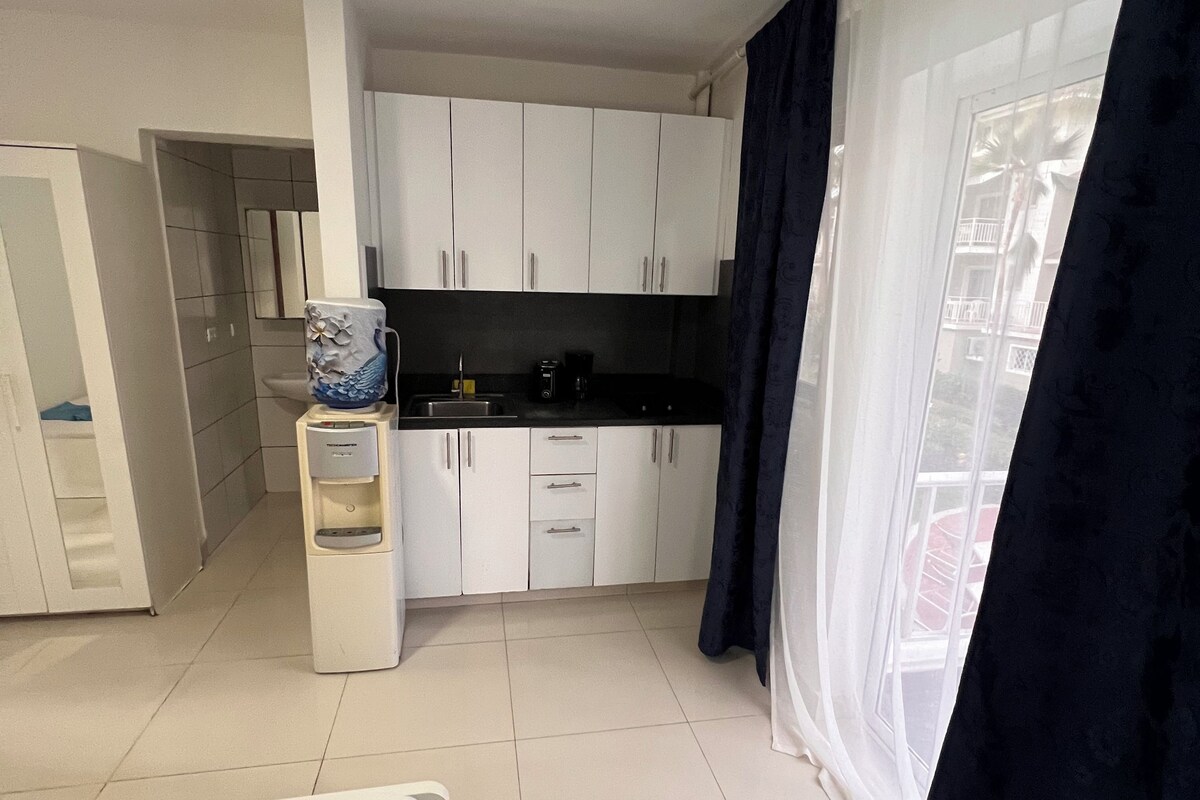 Monolocale Deluxe, balcone | Una cassaforte in camera, ferro/asse da stiro, Wi-Fi gratuito