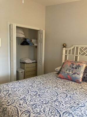 A bedroom with a bed, a wardrobe, and a nightstand. - Spacious 2-bedroom Condo with Golf course views in beautiful Naples (Naples)