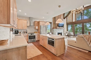 Kitchen, dining and great room all flow together, so whoever is cooking is still in the conversation. - Bear Cub Lodge Gated 3BR Eagles Nest Lodge with Hot Tub, Sleeps 10 (Banner Elk)