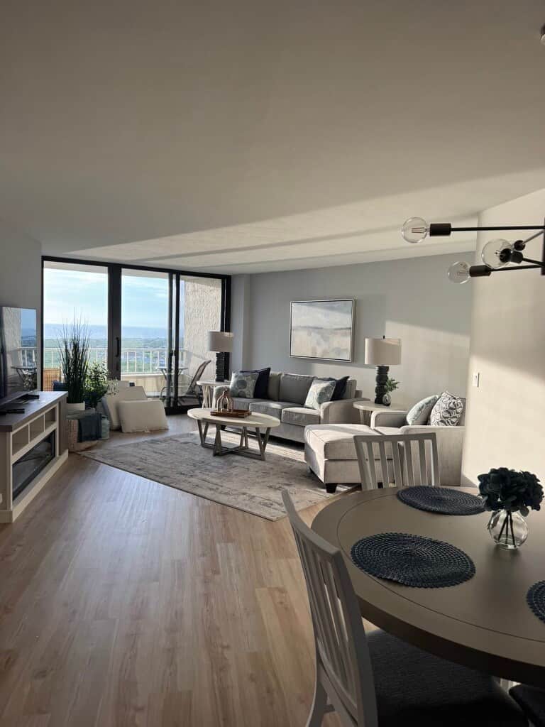 Ein modernes Wohnzimmer mit einer Couch, einem Couchtisch und einem Essbereich.