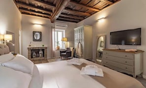 Unclassified image, 2 of 25, button - ROMAN MEDIEVAL RETREAT WITH 2 BEDROOMS, 3 BATHS & ORIGINAL FIREPLACES (Roma)