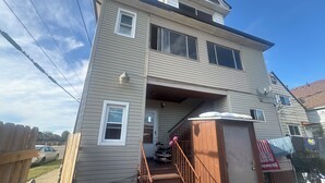 Exterior - Cozy 2BR 1BA + Full Kitchen/Living Near DT Detroit in Hamtramck (Hamtramck)