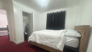 Iron/ironing board, WiFi, bed sheets - Cozy 2BR 1BA + Full Kitchen/Living Near DT Detroit in Hamtramck (Hamtramck)