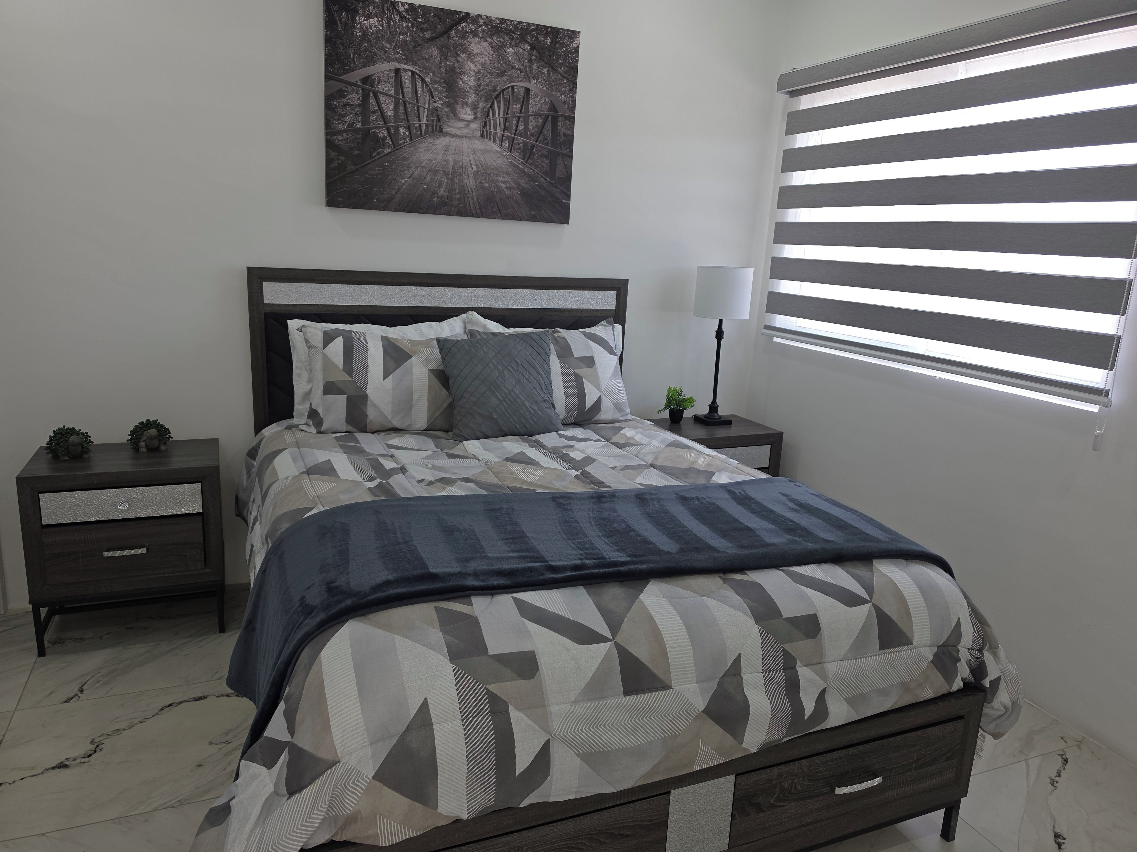 Ferros/tábuas de passar roupa, acesso à internet, roupa de cama