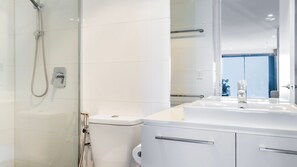 A modern bathroom with a shower, toilet, and sink. - Cloud 45 City Views in Southbank (Southbank)