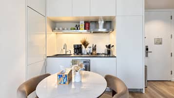 Luxury Suite, 2 Bedrooms, Non Smoking, Private Bathroom | In-room dining