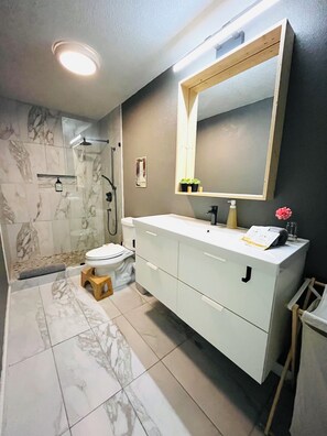 Dusche, Haartrockner, Bidet, Handtücher