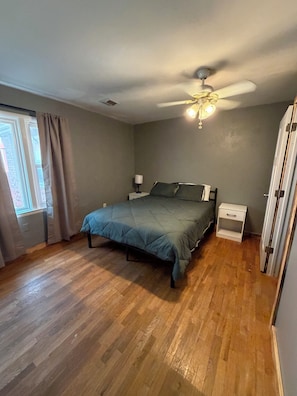 WiFi, bed sheets - Spacious 4-bedroom house in beautiful Stafford with AC covered parking. (Stafford)