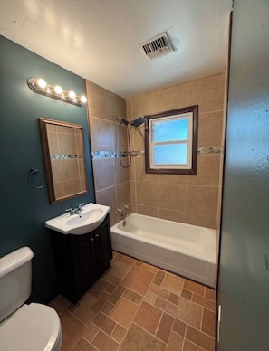 Shower, hair dryer, towels, soap - Spacious 4-bedroom house in beautiful Stafford with AC covered parking. (Stafford)