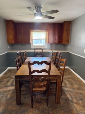 Dining - Spacious 4-bedroom house in beautiful Stafford with AC covered parking. (Stafford)
