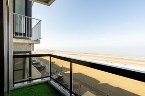 A modern building with a balcony overlooking a beach. - Studio Apartment Zeedijk With Ocean View (Blankenberge)