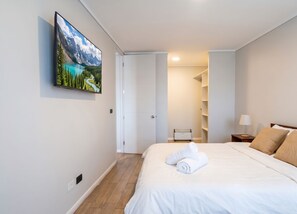 A hotel room with a bed, a painting, a wardrobe, and a radiator. - Mirador Central by Domus Travels (Estación Central)
