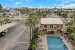 Et boligområde med swimmingpool, parkeringsplads og en bygning med balkon.