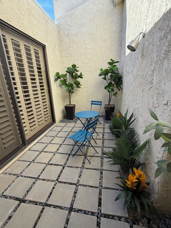 Unclassified image, 1 of 6, button - Large, three bedroom home with mountain views in Indian Wells (Indian Wells)