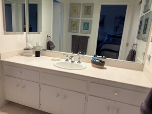 Unclassified image, 3 of 6, button - Large, three bedroom home with mountain views in Indian Wells (Indian Wells)