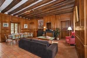 Un intérieur en bois comprenant un coin repas, un canapé et une cheminée.