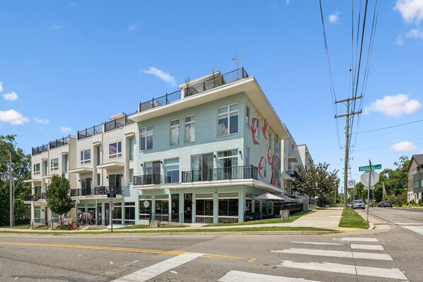 A multi-story building with a ground-level commercial space and upper residential units. - Furnished Monthly- 3BR Rooftop- East Nashville (Nashville)